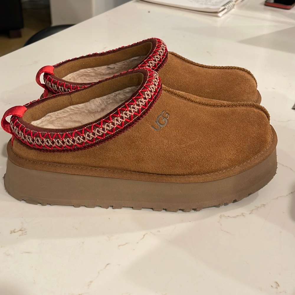 Chestnut platform UGG slippers